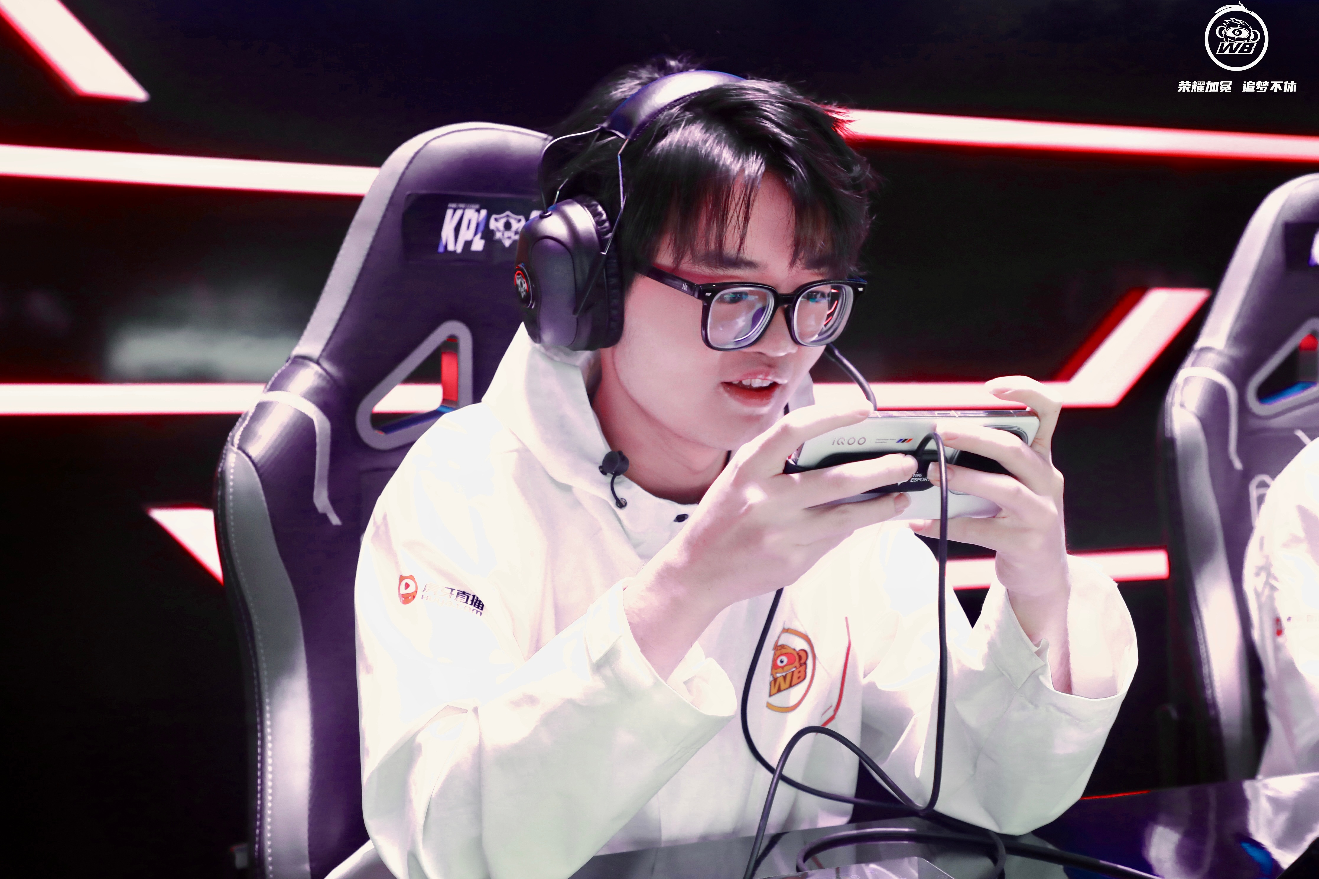 开云体育下载-WBG险胜DK，Elk关键团战开团秒人强强对话四强赛，锁定晋级资格